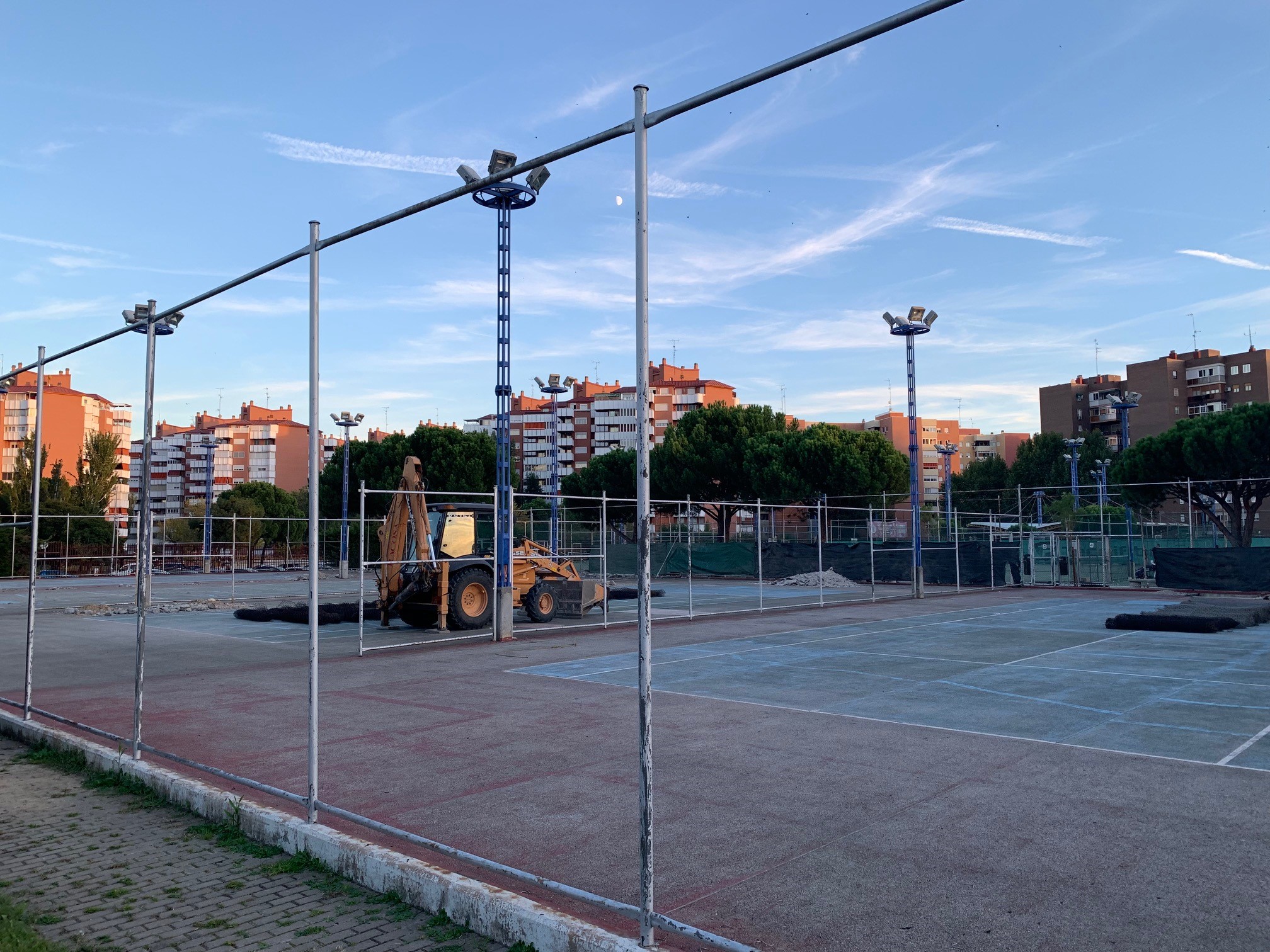 El Ayuntamiento comienza la remodelación y reparación de ocho pistas de tenis y la reconstrucción de un recinto de multideporte en el Polideportivo Villafontana