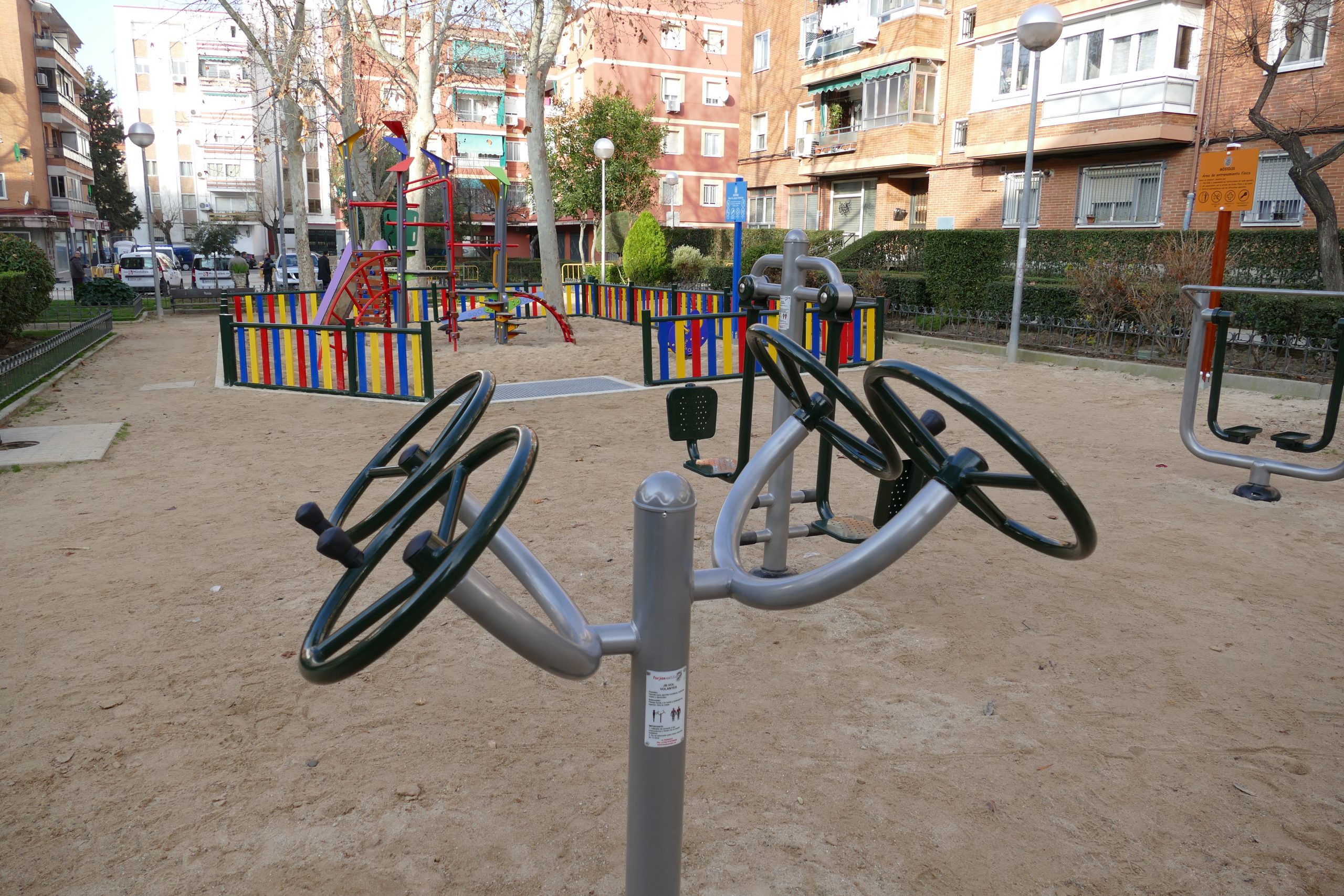 Móstoles instala un parque infantil y un área de juegos biosaludables en la Plaza de la Fuensanta