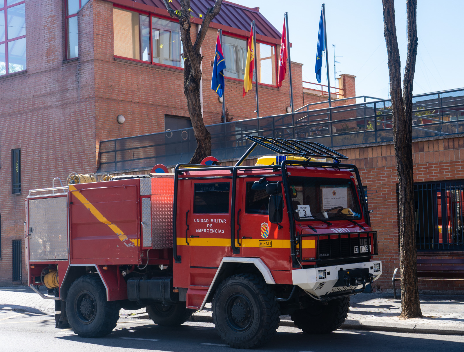 Los bomberos de Móstoles colaboran en la limpieza y desinfección de las residencias de la ciudad